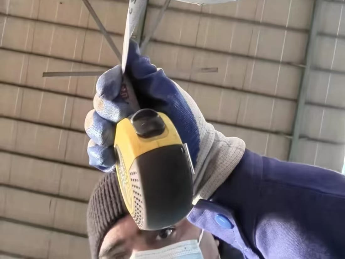Caliper measurement on a curved metal component