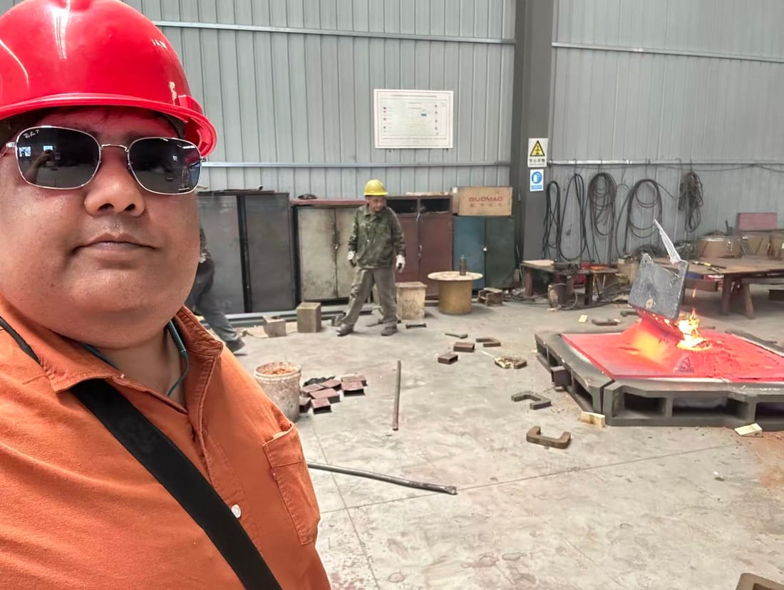 Molten metal pour in a foundry